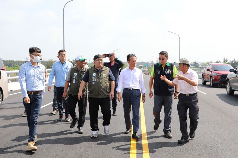 嘉義東石臥龍橋改建即將開放通行 翁章梁視察工程進度