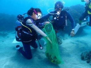 屏縣潛海戰將大手牽小手 守護海洋生態動手清垃圾