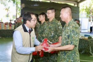 端午佳節前夕 黃偉哲贈慰勞金感謝國軍戍守家園