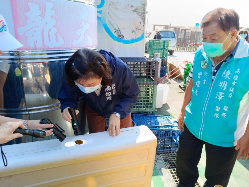 市府防疫團隊至興達港漁夫市集實地視察北高雄登革熱防治