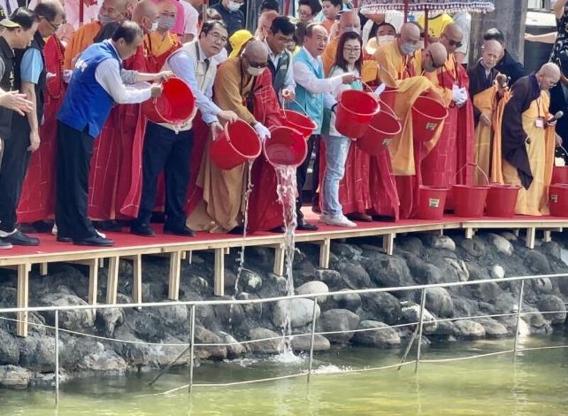 下營上帝廟與光玄寺聯合舉辦息災祈福放生法會  黃偉哲出席祈願國泰民安