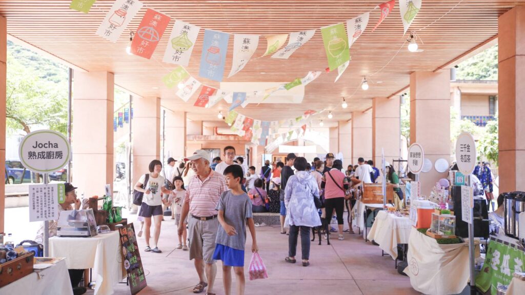 連假day3 熱爆！　蘇澳冷泉湧人潮　「小農市集」場邊助攻