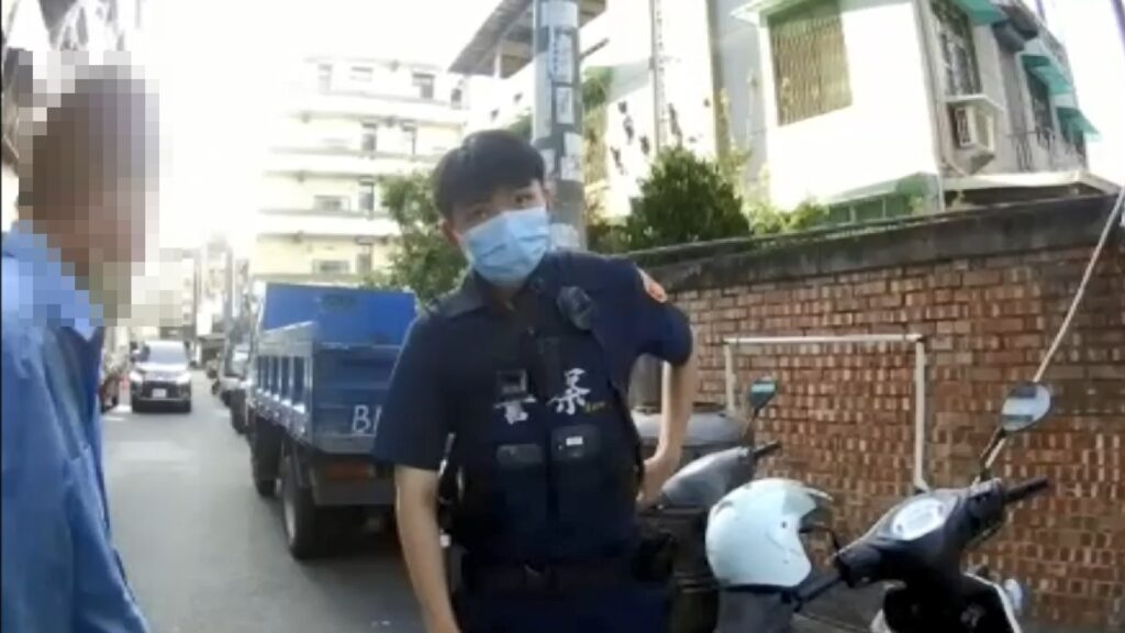 鳳山與左營警分局熱心員警　助民眾找到機車與手機