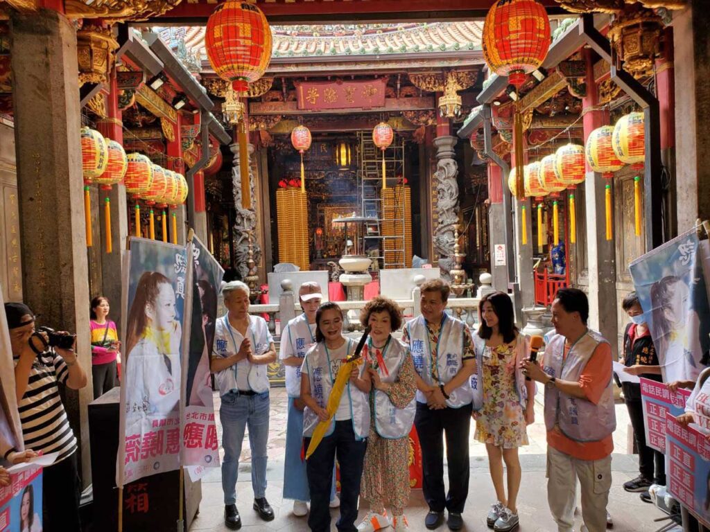 「倚天不出誰與爭鋒」　周遊贈應曉薇「倚天劍」：進國會斬妖除魔