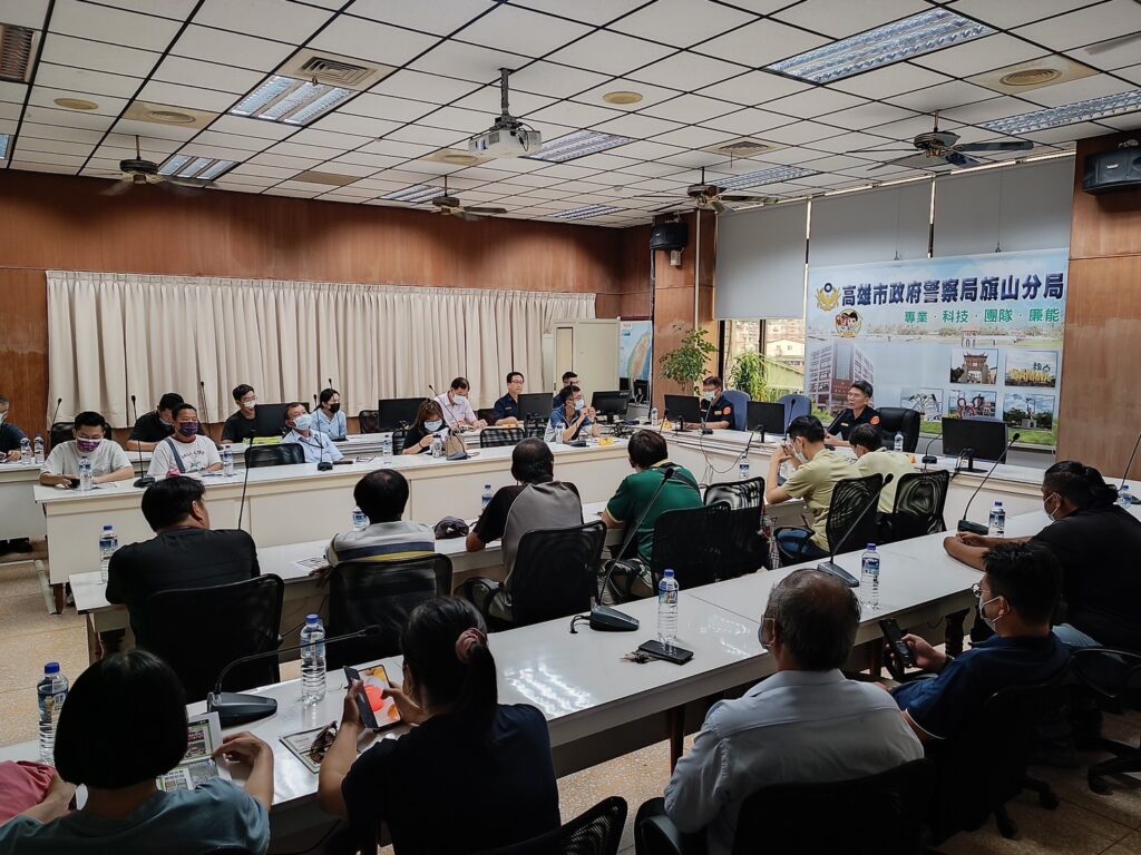 旗警與大型車業者座談　宣導智慧駕駛營造安全環境