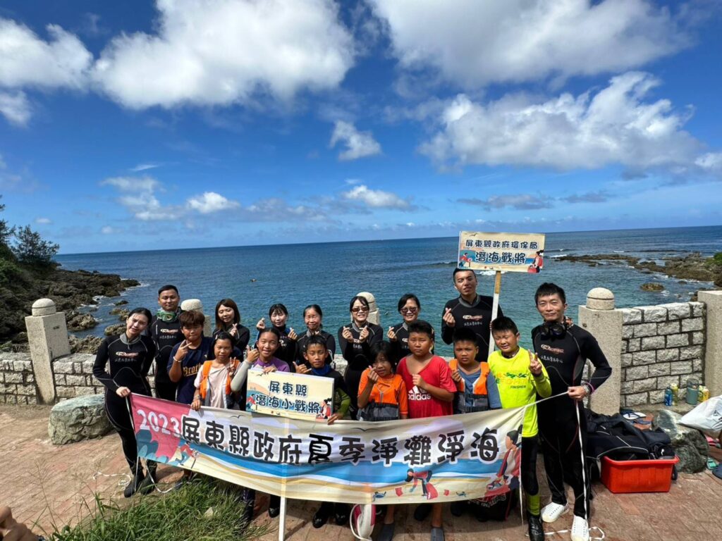 屏縣潛海戰將大手牽小手　守護海洋生態動手清垃圾