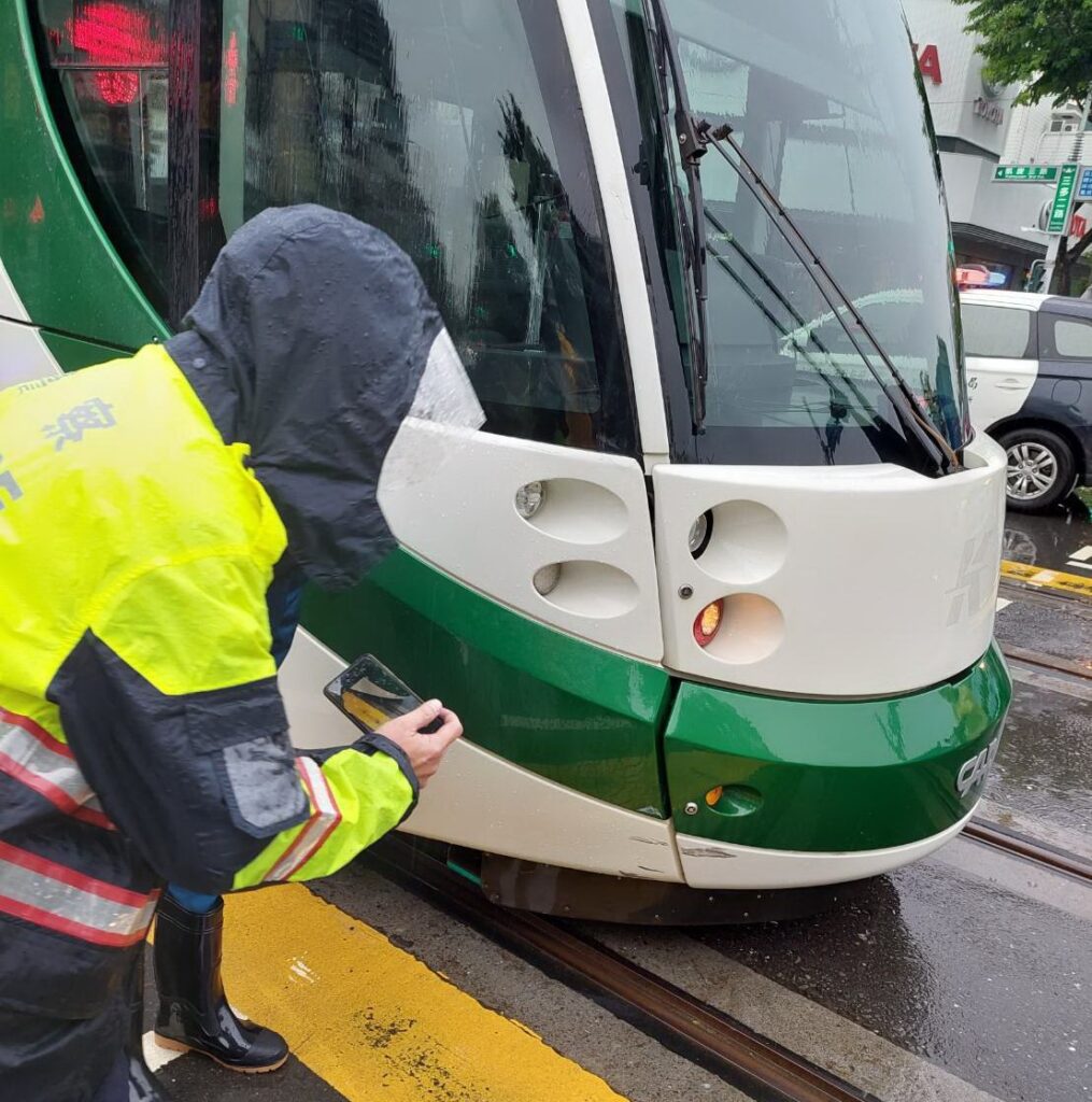 軌列車凱旋三多路口，遭機車擦撞　高捷公司說明