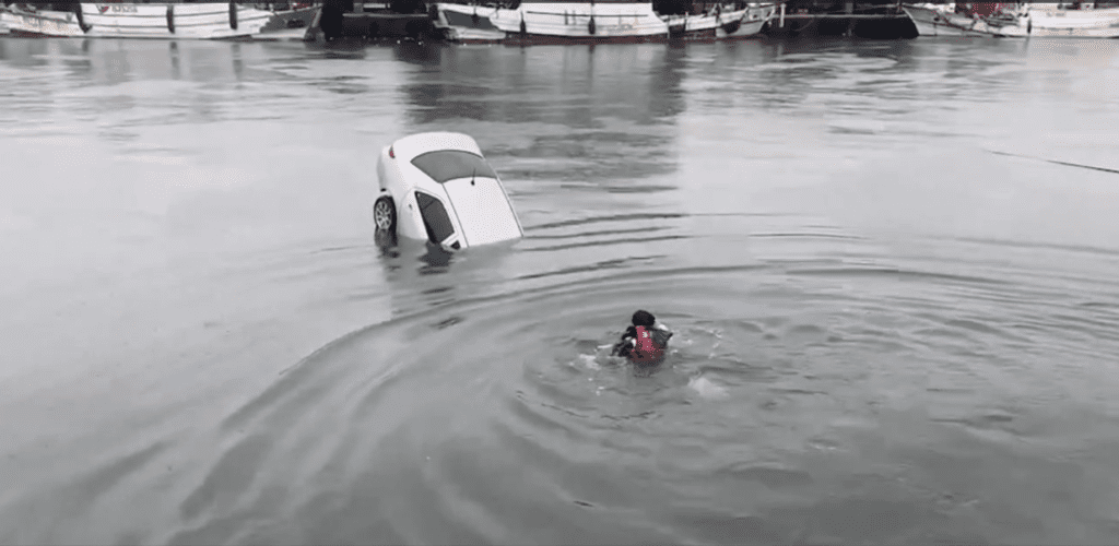 男子駕車不慎連人帶車落海　海巡破窗救援