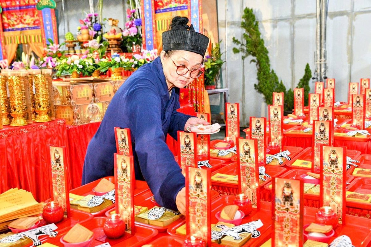 ▲東海龍門天聖宮主駕『黑面三媽』東海媽祖指示，天貺節開天門機緣殊勝之日辦理『解禳白虎制小人、迎貴人』科儀，為信眾『遣送白虎』。(圖/東海龍門天聖宮 提供)