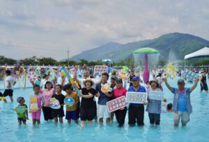 高樹鄉夏日音樂祭開玩　小米姐姐與孩童玩水超消暑