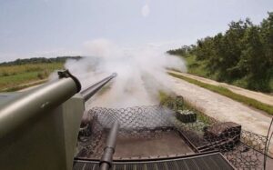 漢光預演出意外！　雲豹甲車砲管撞上路邊反射鏡