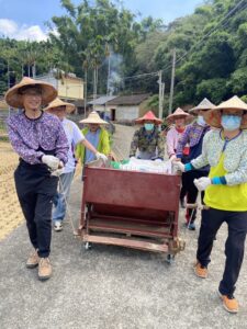 港務公司契作稻田邀請學童歡喜收割 培力農業永續生力軍