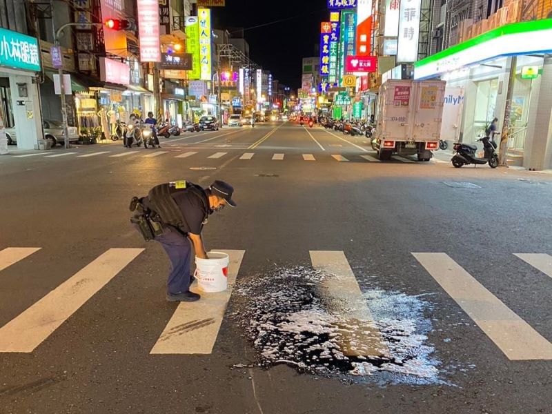 警民協力排除事故油漬　避免二次事故獲民眾稱讚