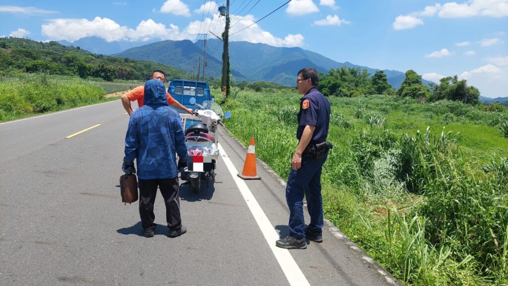 老翁機車「犁田」待援　里警熱心協助排除