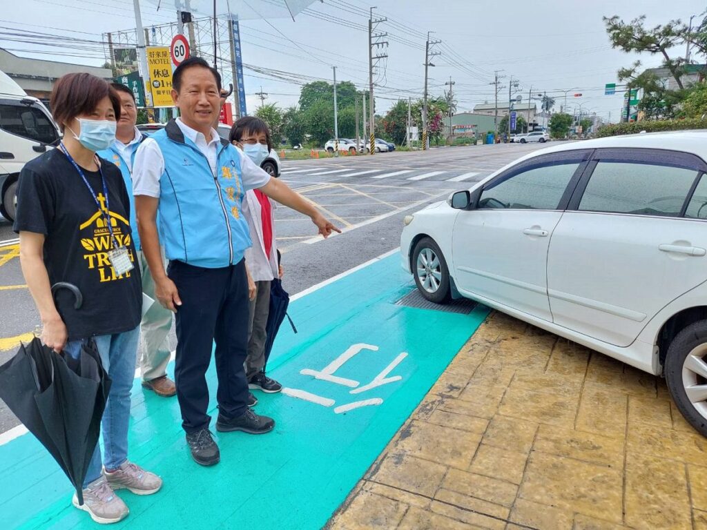 田中衛生所前舖設人行道本是美意　卻造成洽公看病民眾困擾