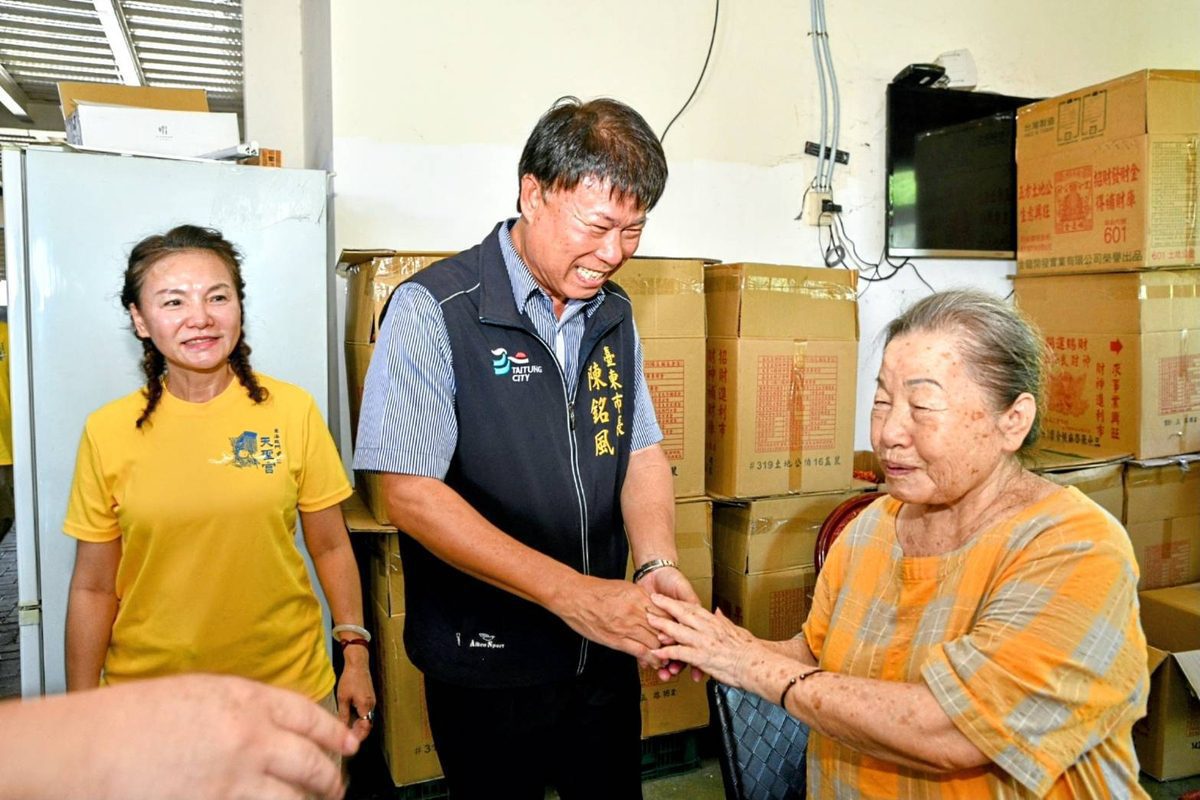 ▲台東市長陳銘風(中)一一與東海龍門天聖宮執事人員和現場志工握手話家常；圖右為本屆『人間媽祖志工獎』得主、宮主嬤蘇片，圖左為東海龍門天聖宮宮主陳柔嫻。(圖/東海龍門天聖宮 提供)