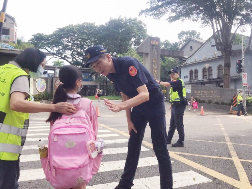 開學首日！旗山警啟動「護童勤務」　劉文雄分局長帶頭當導護老師