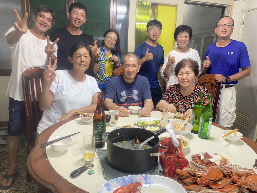 陳國疆三度陪子腳踏車畢旅環島　好友陳虎生豐盛海鮮加菜助體力