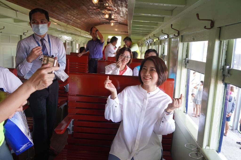 屏東鐵道觀光新亮點　百年木造車廂進駐潮州鐵道園區