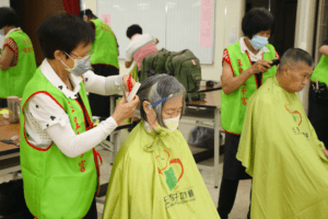 民生物資捐贈暨義剪活動     新北市玉皇太子慈善功德會與社福中心溫暖蘆洲社區