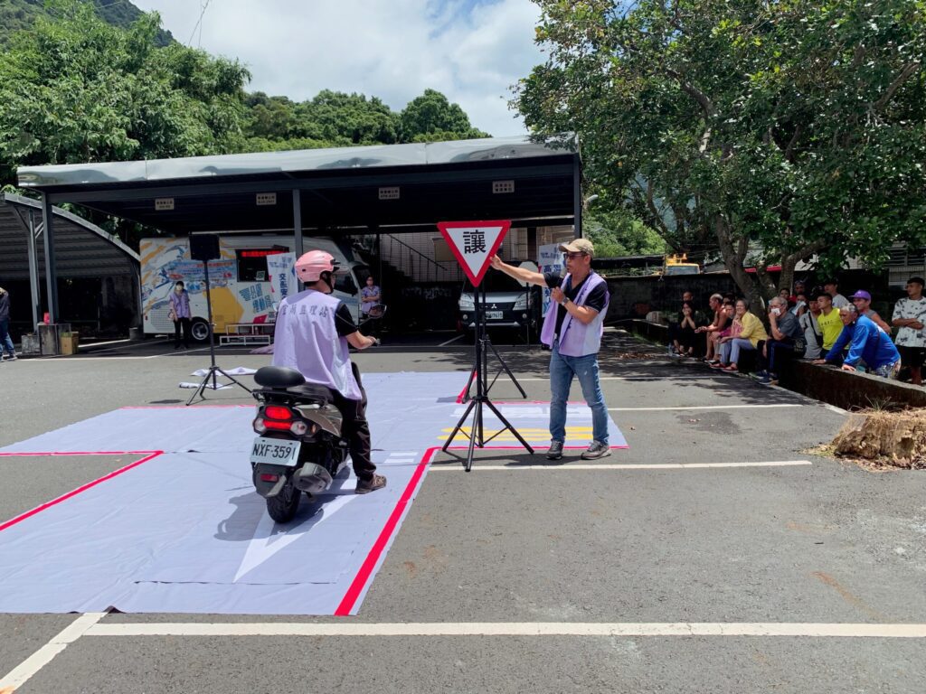 數位行動監理車抵南澳  提供考照等監理服務