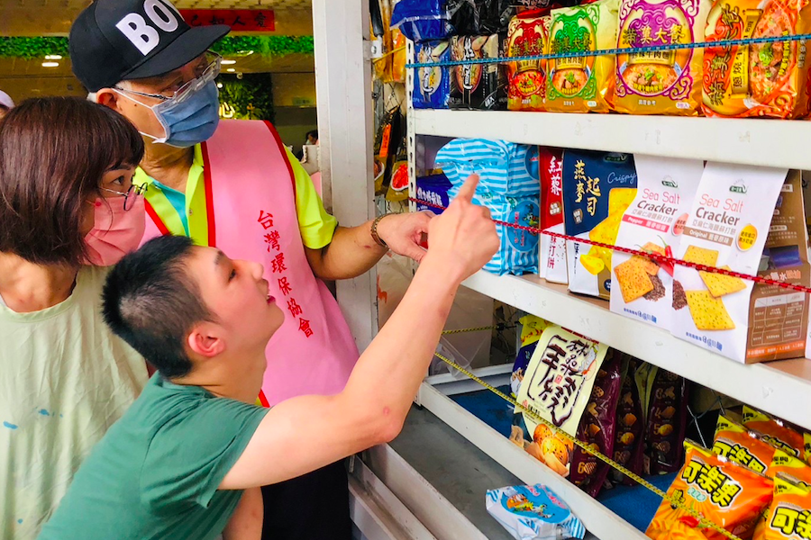 行動柑仔店驚喜現身愛心教養院　院生歡喜購物趣