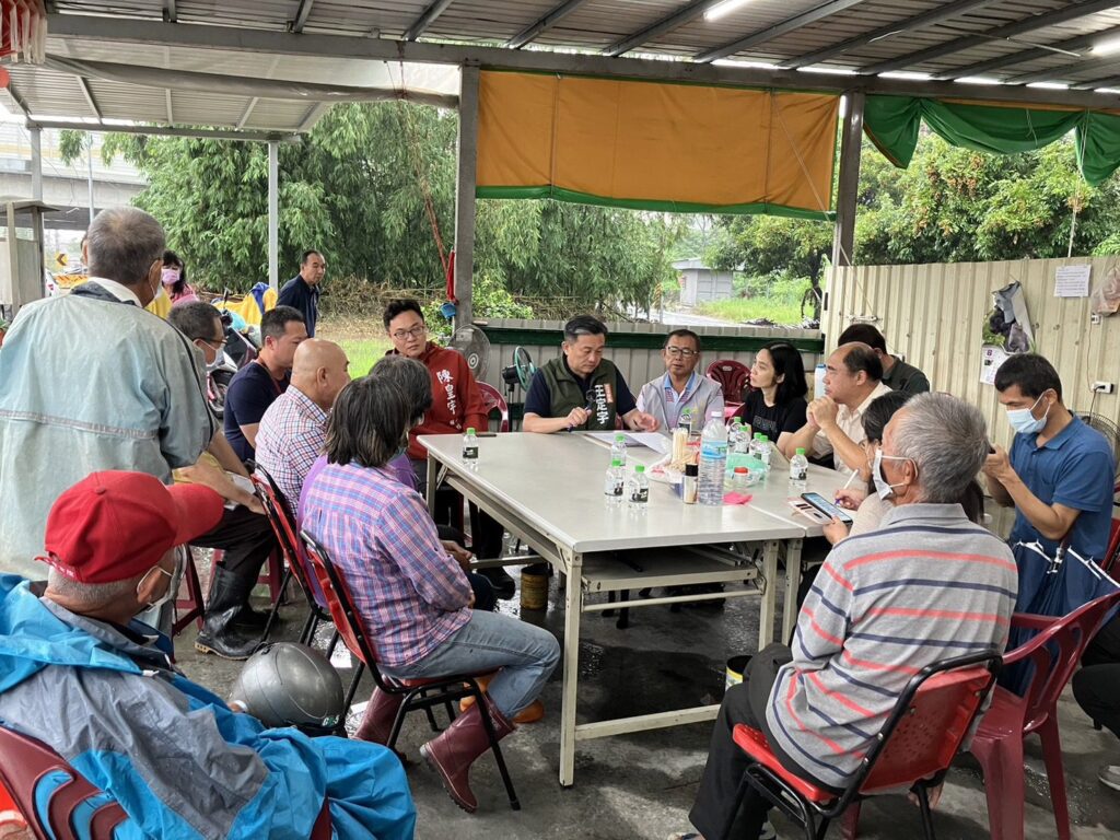 關廟的芭樂與香蕉落果嚴重　王定宇冒風雨召集中央地方共同會勘龜洞里芭樂與香蕉災損