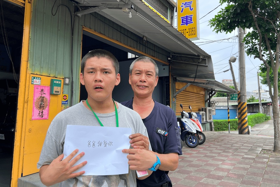 21歲自閉症男孩感人行動     父親節手作卡片讓爸爸淚流滿面