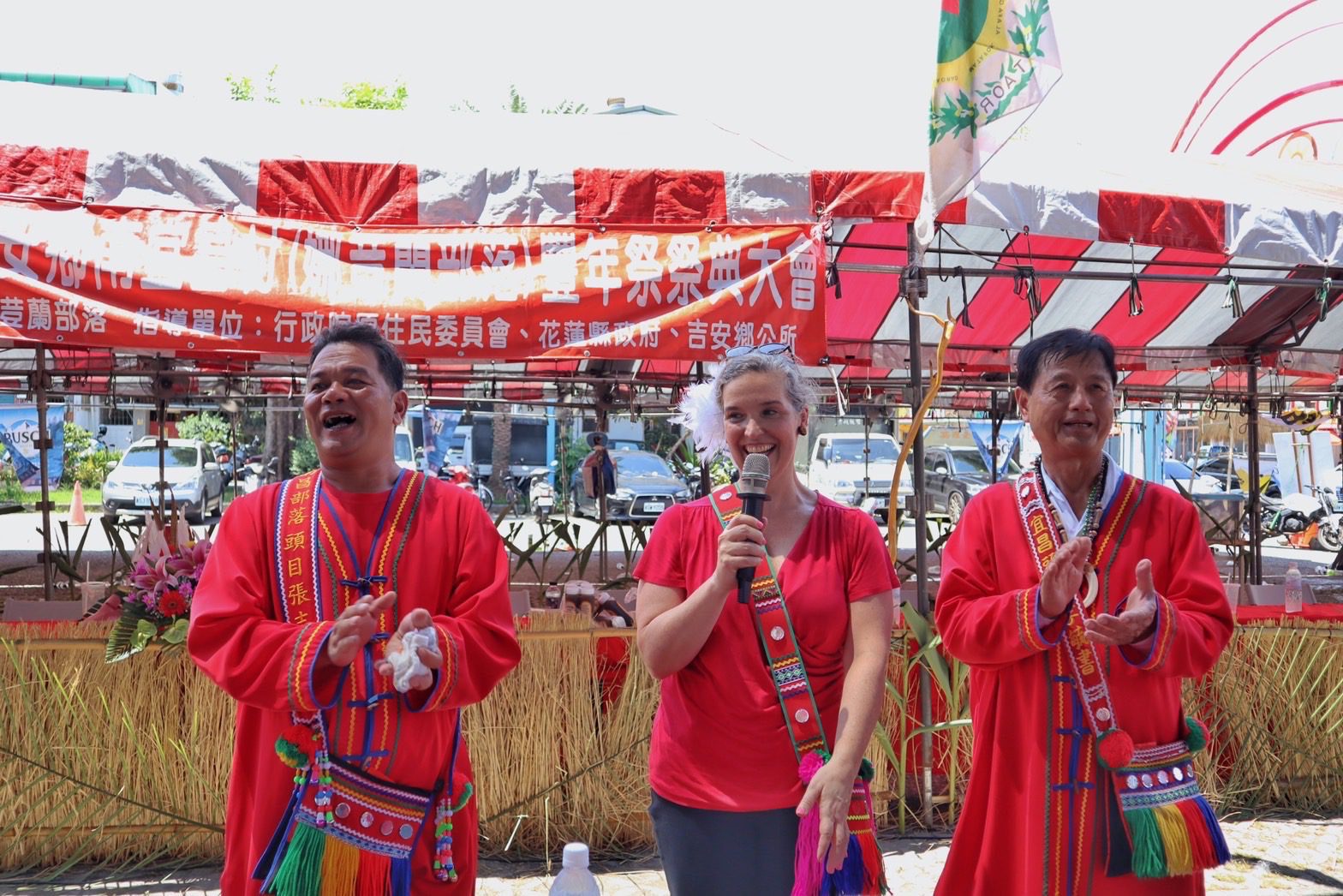 原民會夷將Icyang主委邀請AIT孫曉雅處長參加阿美族部落豐年祭