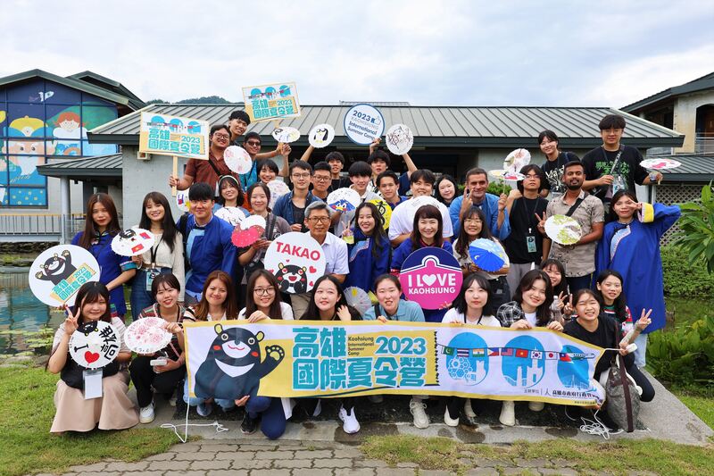 國際夏令營走訪美濃、原民故事館 國際學生繪紙傘「愛高雄」、嗨跳原民舞