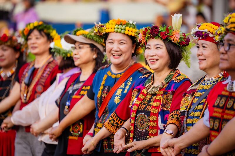 原鄉收穫節慶豐收 周春米與部落族人圍舞同歡