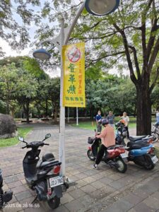 登革熱疫情持續 屏東市千禧公園插黃旗警示提醒防範