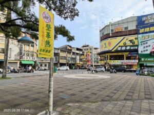 登革熱疫情持續 屏東市千禧公園插黃旗警示提醒防範