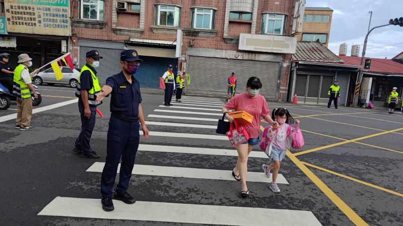 內埔警開學日護童　共同守護校園安全