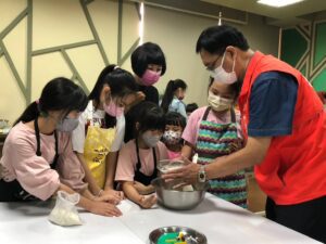 竹東哈客烘焙夏令營  鎮長郭遠彰陪孩子們做父親節餅乾