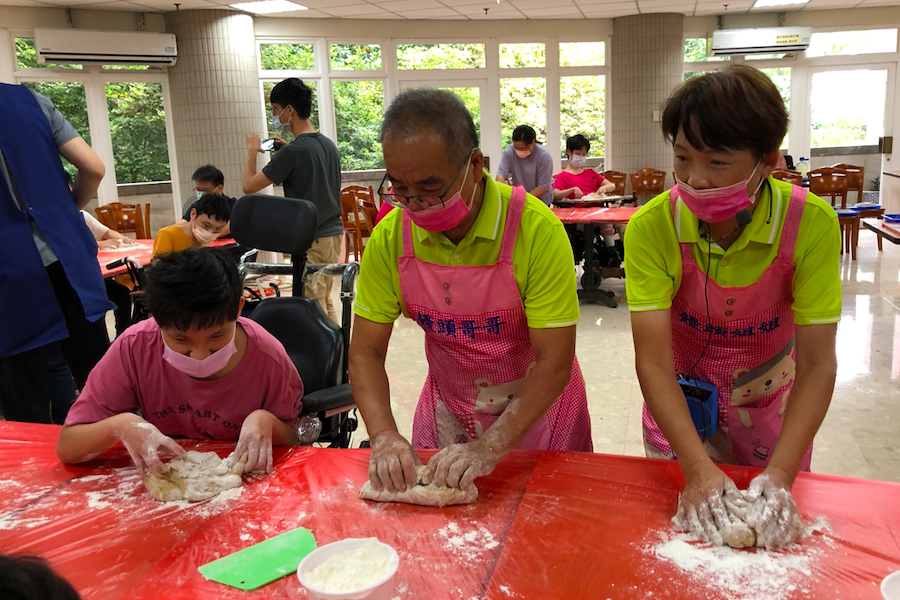 愛三心關懷協會媒合愛心饅頭夫妻檔      鼓勵教養院生手作饅頭遇挫折不放棄