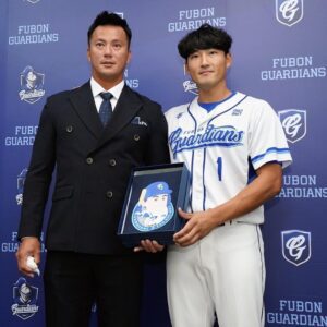 《CPBL》「棒球情人」高國輝宣布引退 要把舞台留給年輕人！與多年戰友林哲瑄熱淚相擁