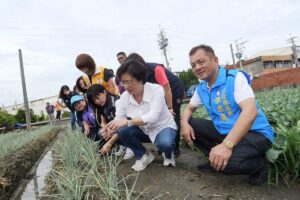 王惠美視察埔鹽青蔥、花椰菜農損情形　傾聽基層農民心聲