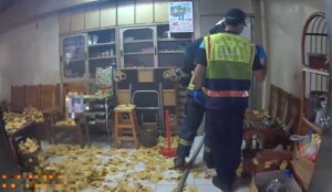 影音/獨居弟弟求職不順意圖跳樓輕生 兄空中救援、警破門挽回性命