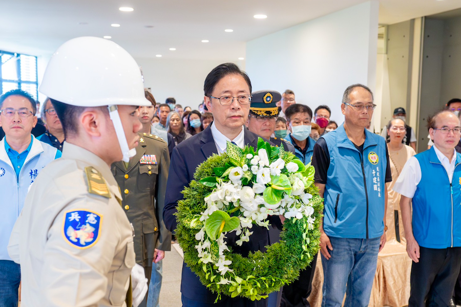 張善政參加軍人忠靈祠秋祭典禮     感謝國軍先烈為台灣的自由與民主奉獻