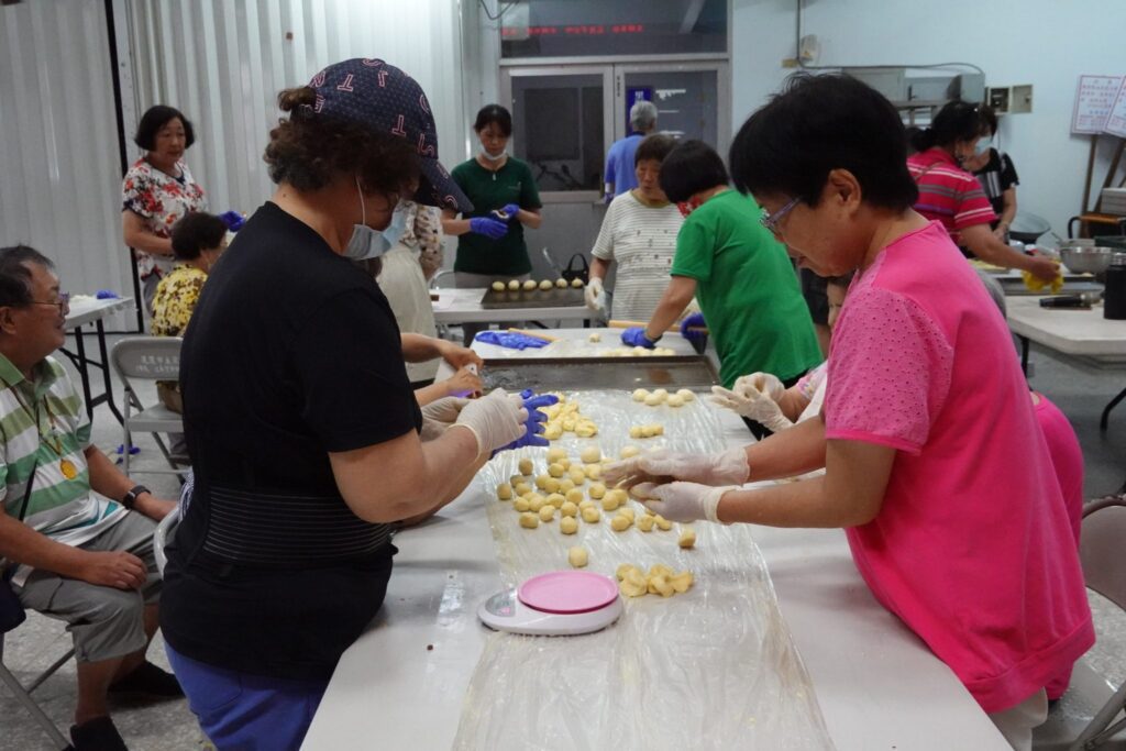 愛心滿花蓮 觀光人發協會贈千顆蛋黃酥 蕭氏企業捐10萬元 聖元壇送愛心物資 