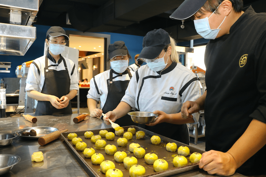 中秋月圓思眾人亦能團圓     眾能創新協會和黎明師生做蛋黃酥送弱勢