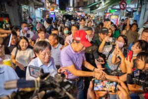 郭台銘走訪嘉義夜市美食，民眾高喊「總統好！」