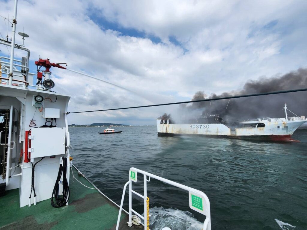 鳳鼻頭外海火燒船　海巡3艇馳援11人獲救