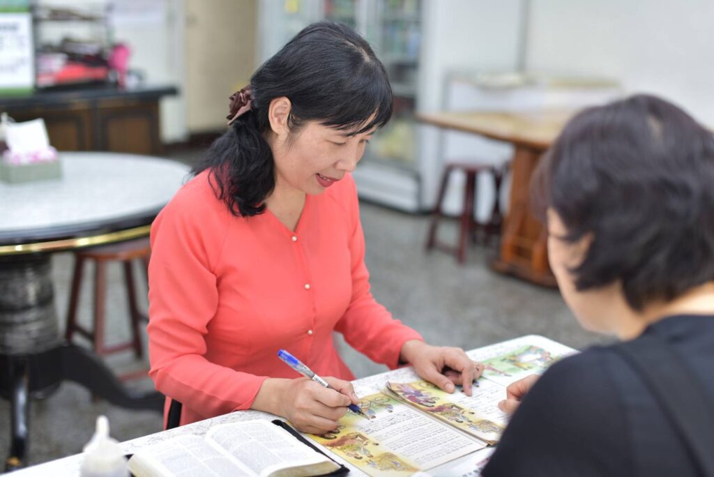 耶和華見證人積極創辦識字班　免費聖經教育計畫助人學會讀書寫字