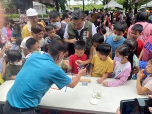 騎馬、逗蟋蟀，王定宇暑期親子活動第四場　歸仁運動公園熱鬧登場風雨中仍吸引逾千民衆到場