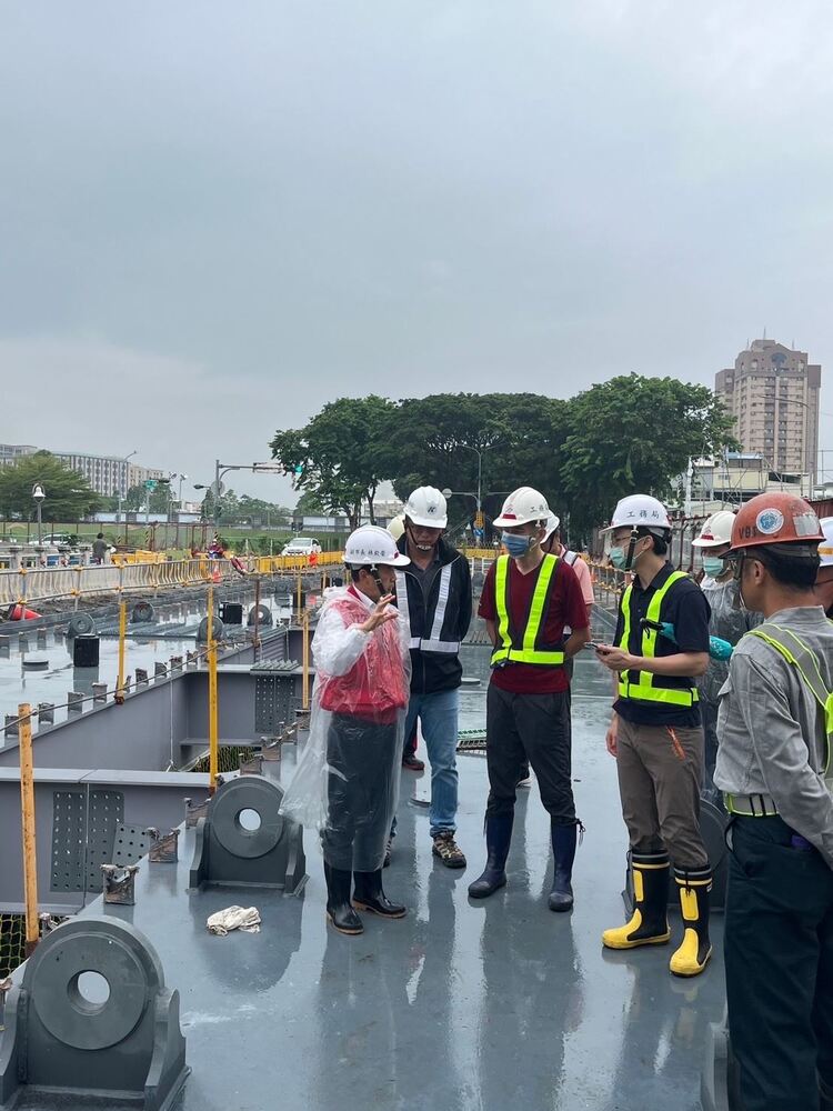 海葵颱風來勢洶洶 林副市長巡視輕軌龍華橋吊裝工程及防汛整備