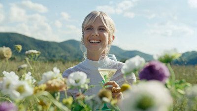 Maison Perrier-Jouët 與 Mélanie Laurent 攜手共創美好未來