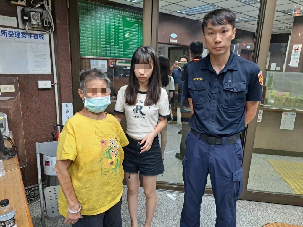 阿嬤憑記憶「找孫女」坐車迷航 　暖警靠一張紙條助祖孫團聚