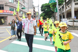 張善政為學童示範過馬路      呼籲專心安全是第一要務